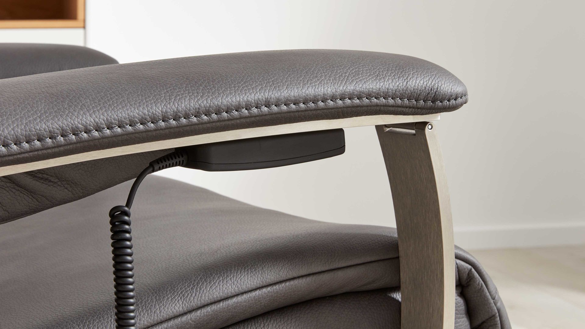 Relaxsessel Interliving aus Leder in Grau Interliving Sessel Serie 4551 – Sessel 56U44 colafarbenes LongLife-Leder & edelstahlfarbener Sternfuß – zwei Motoren