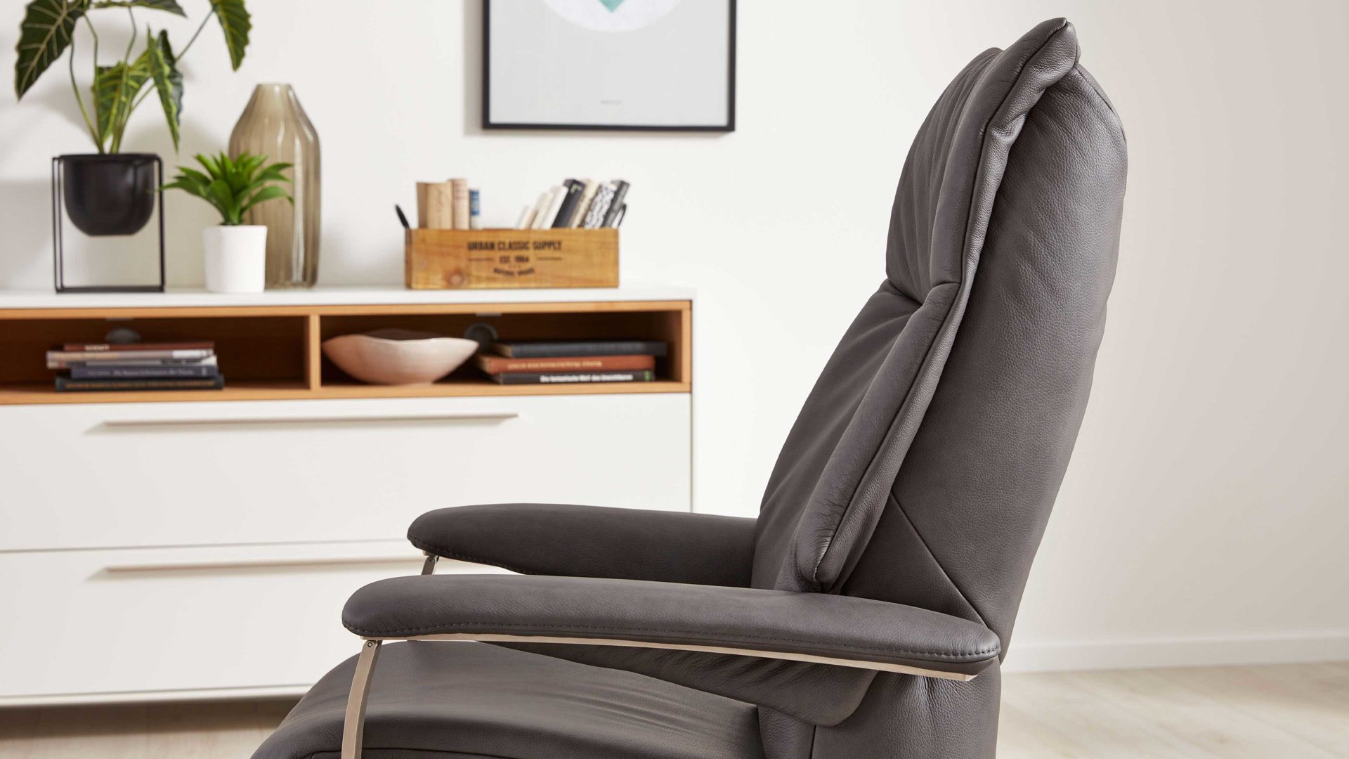 Relaxsessel Interliving aus Leder in Grau Interliving Sessel Serie 4551 – Komfortsessel colafarbenes LongLife-Leder & edelstahlfarbener Sternfuß – zwei Motoren