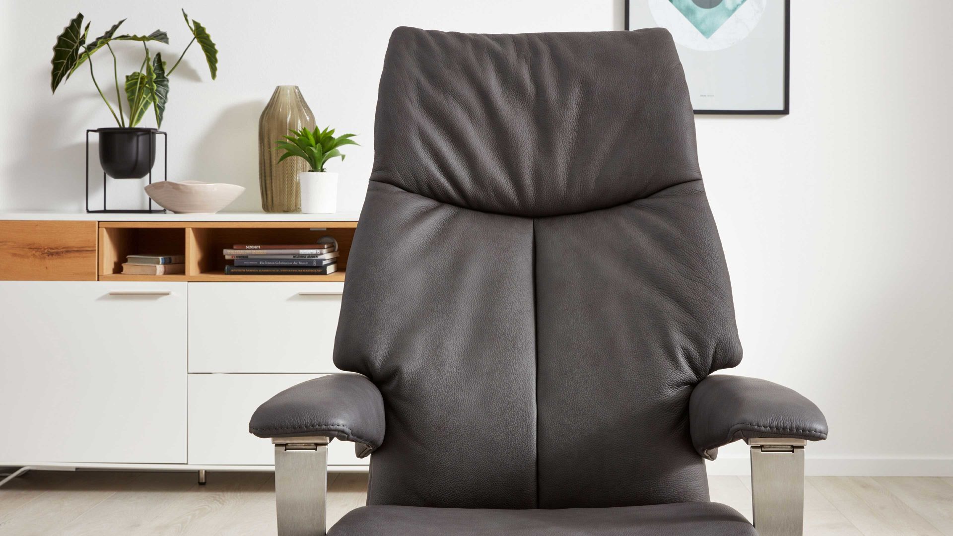 Relaxsessel Interliving aus Leder in Grau Interliving Sessel Serie 4551 – Sessel 56U44 colafarbenes LongLife-Leder & edelstahlfarbener Sternfuß – zwei Motoren