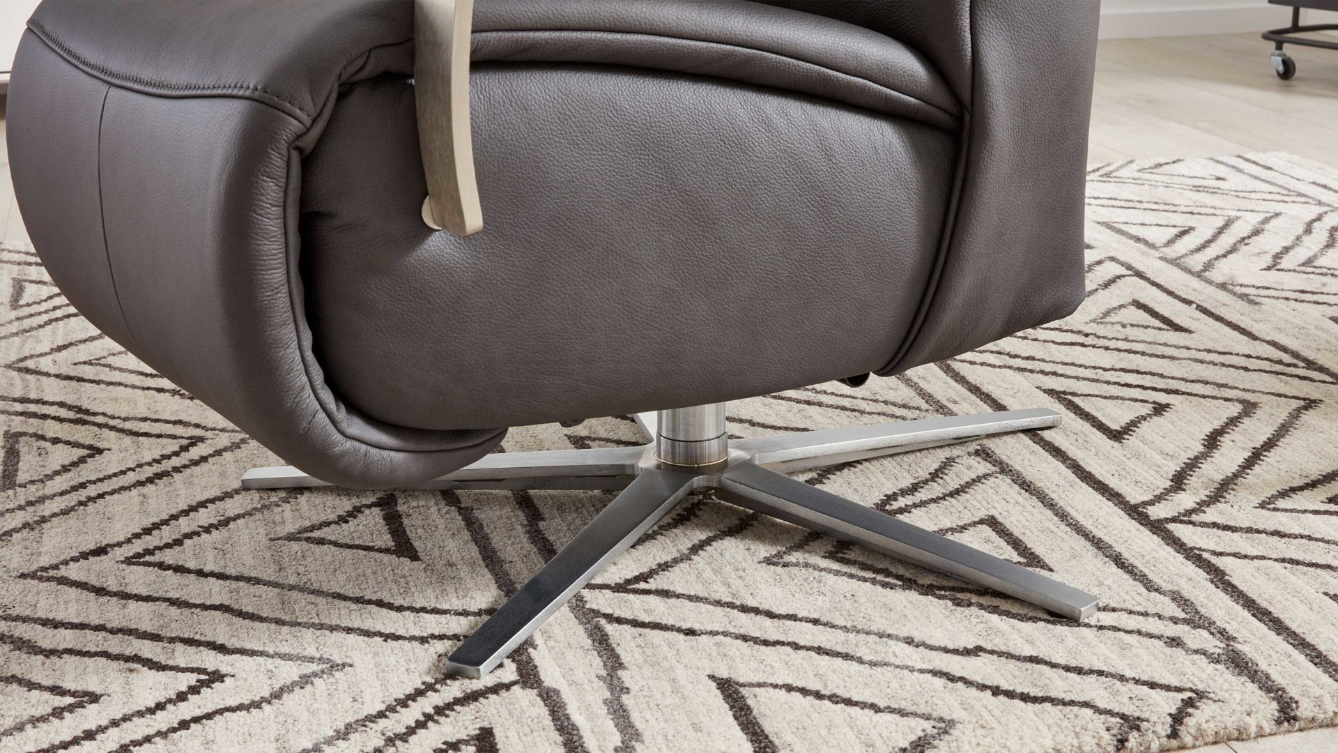 Relaxsessel Interliving aus Leder in Grau Interliving Sessel Serie 4551 – 45U44 colafarbenes LongLife-Leder & edelstahlfarbener Sternfuß – ein Motor