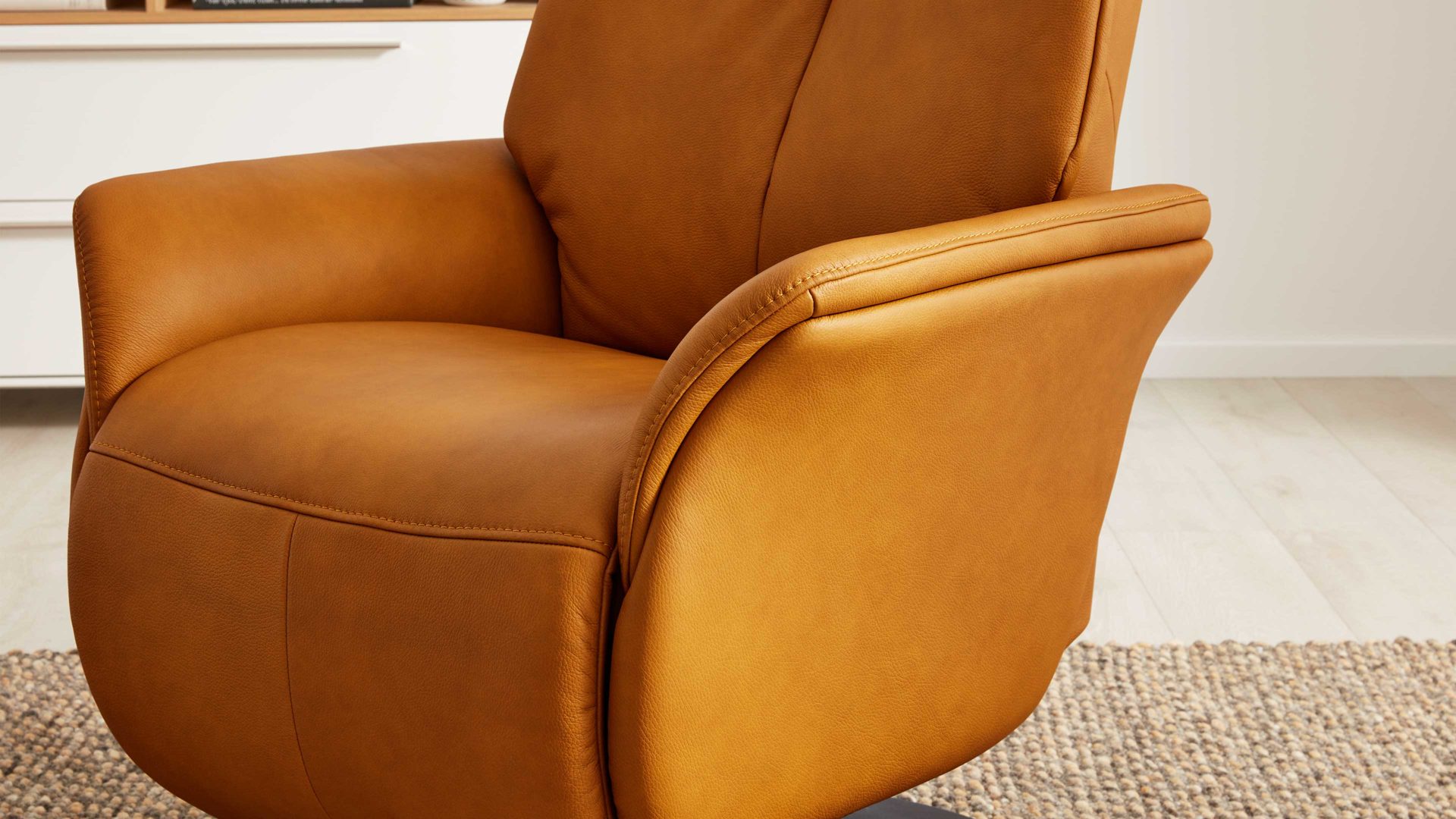 Relaxsessel Interliving aus Leder in Gelb Interliving Sessel Serie 4550 - Sessel 77O44 zwei Motoren & Aufstehhilfe - kürbisfarbenes LongLife-Leder & anthrazitfarbener Tellerfuß