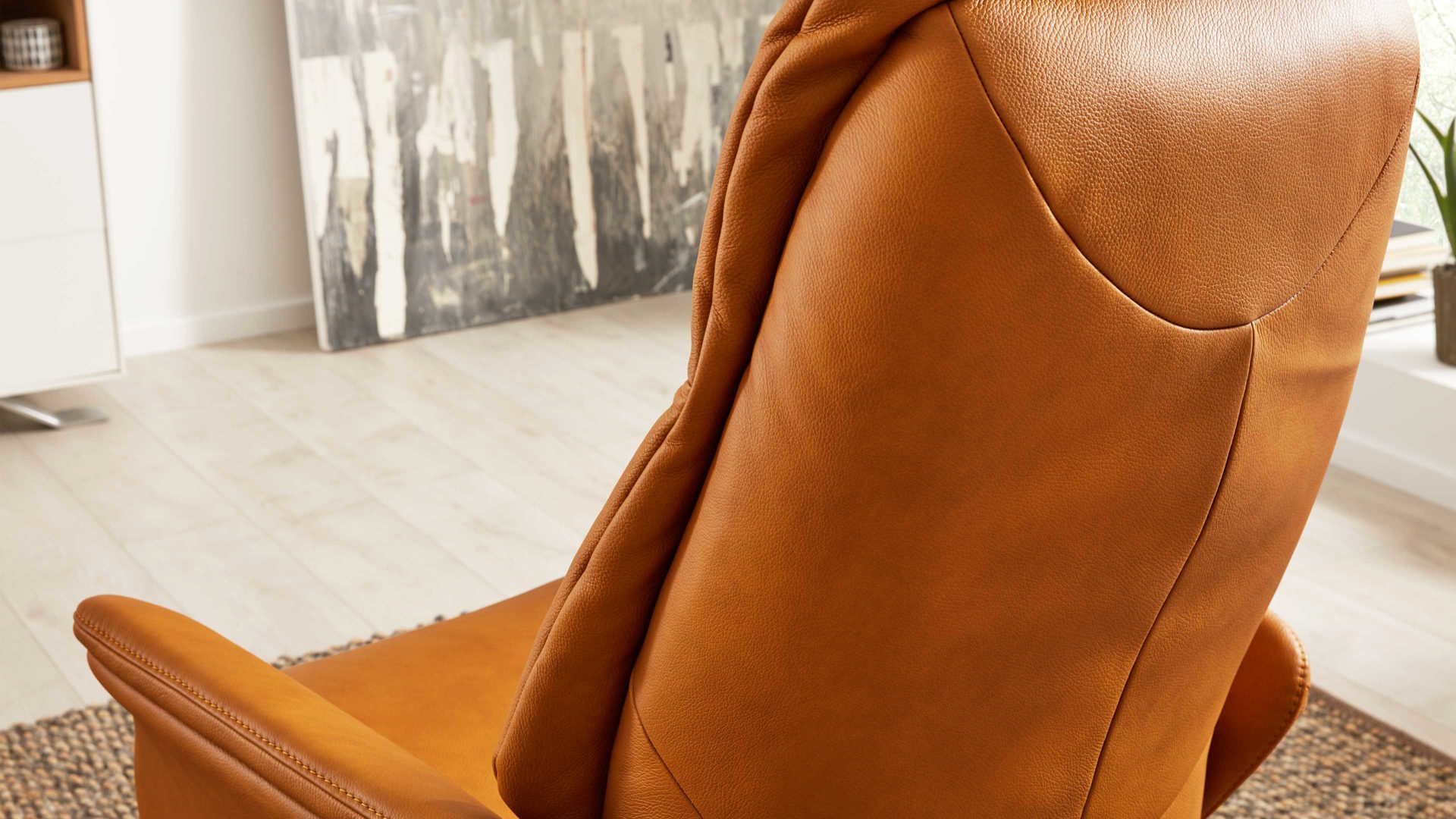 Relaxsessel Interliving aus Leder in Gelb Interliving Sessel Serie 4550 - Sessel zwei Motoren & Aufstehhilfe - kürbisfarbenes LongLife-Leder & anthrazitfarbener Tellerfuß