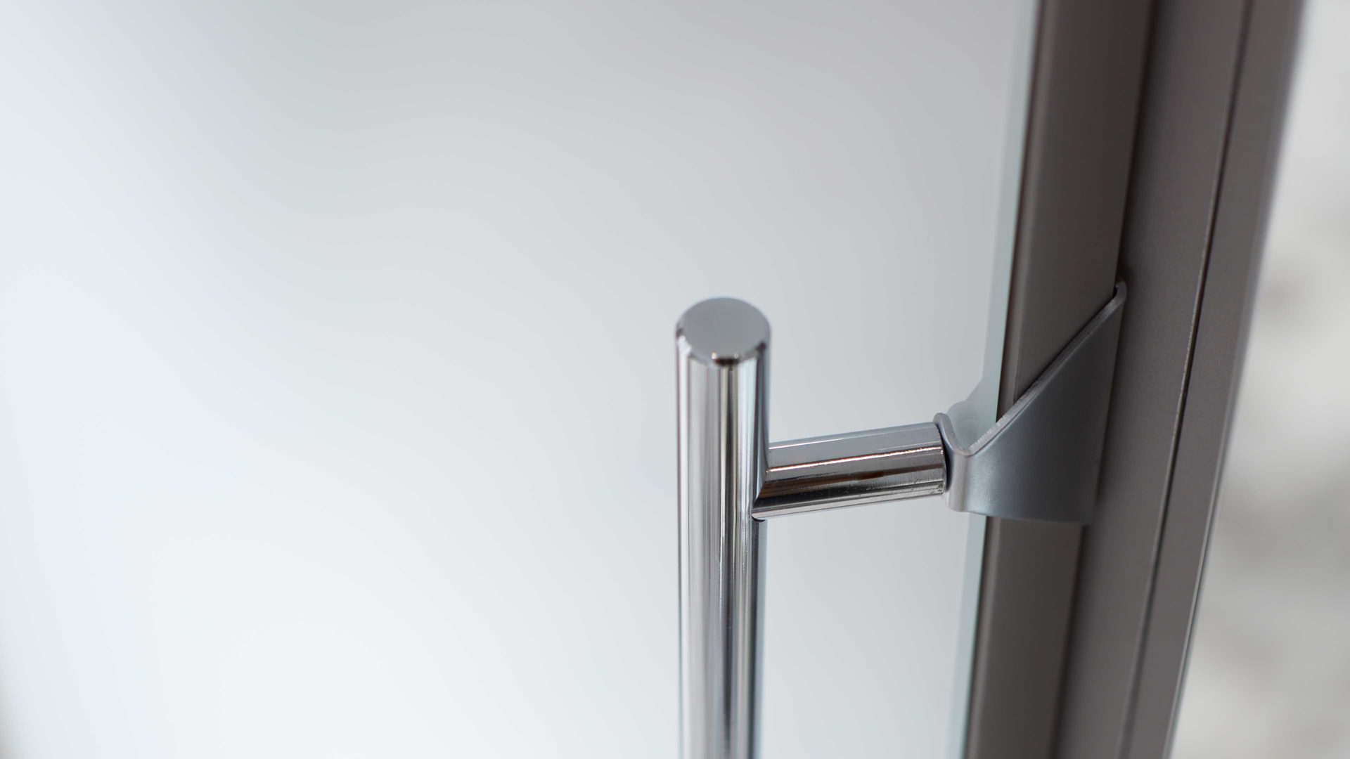 Kleiderschrank Interliving aus Spiegel in Grau Interliving Kleiderschrank Serie 1205 – Kleiderschrank Kieselgrau & Spiegel – zwei Türen, zwei Schubladen, Breite ca. 100 cm