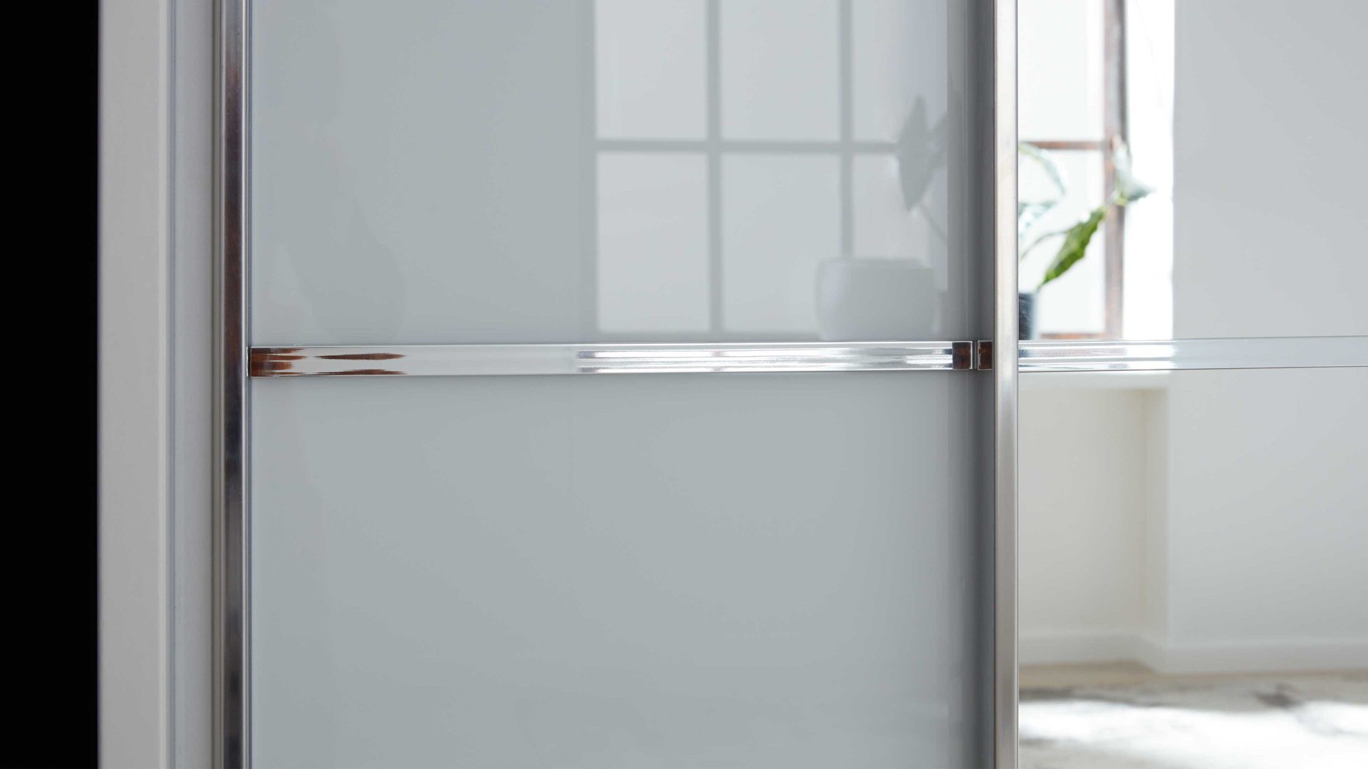 Kleiderschrank Interliving aus Holz in Weiß Interliving Kleiderschrank Serie 1205 – Schwebetürenschrank Weiß & Spiegel – drei Türen, Breite ca. 300 cm