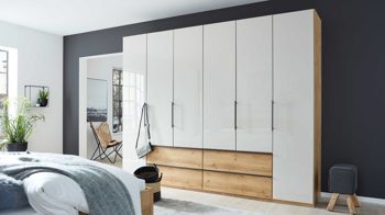 Kleiderschrank Interliving aus Holz in Hellgrau Interliving Kleiderschrank Serie 1205 – Kleiderschrank 468 Champagner & Eiche Bianco – sechs Türen & vier Schubladen, Breite ca. 300 cm