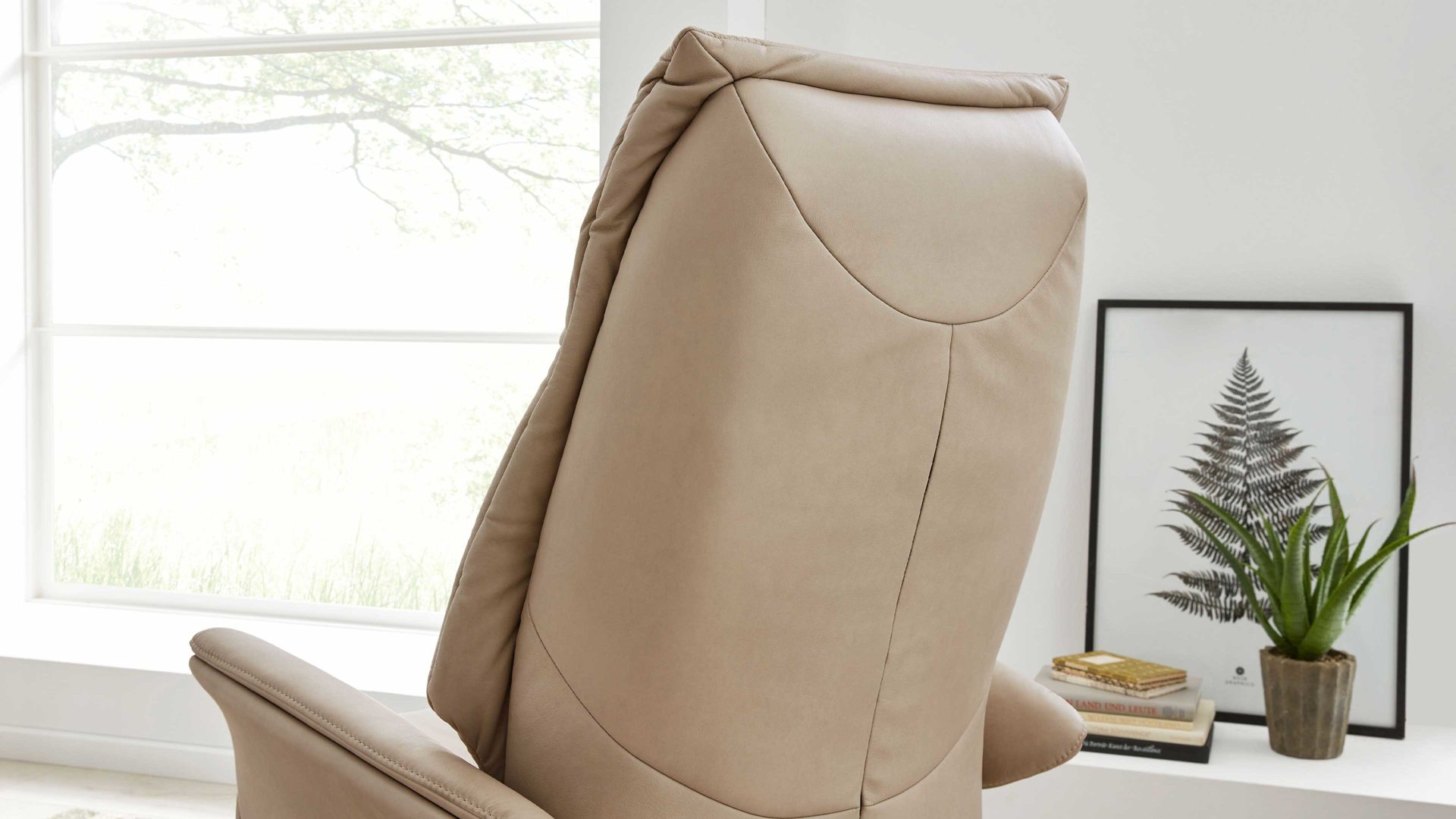 Relaxsessel Interliving aus Leder in Beige Interliving Sessel Serie 4562 - Easy Swing Sessel 31D44 klifffarbenes LongLife-Leder & biancofarbenes Holz