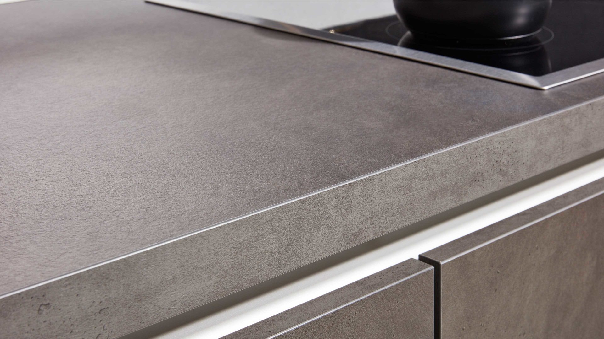 Einbauküche Interliving aus Holz in Schwarz Interliving Küche Serie 3100 mit AEG Einbaugeräten Schwarz & Quarzgrau – zweizeilig