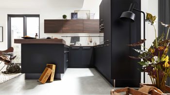 Einbauküche Interliving aus Holz in Schwarz Interliving Küche Serie 3039 mit AEG-Einbaugeräten Mattschwarz & Nussbaum Kuba – Stellfläche ca. 275 x 305 cm