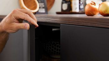 Einbauküche Interliving aus Holz in Schwarz Interliving Küche Serie 3031 mit AEG-Einbaugeräten Mattschwarz & Nussbaum Kuba – Stellfläche ca. 275 x 305 cm