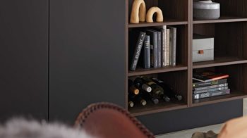 Einbauküche Interliving aus Holz in Schwarz Interliving Küche Serie 3039 mit AEG-Einbaugeräten Mattschwarz & Nussbaum Kuba – Stellfläche ca. 275 x 305 cm