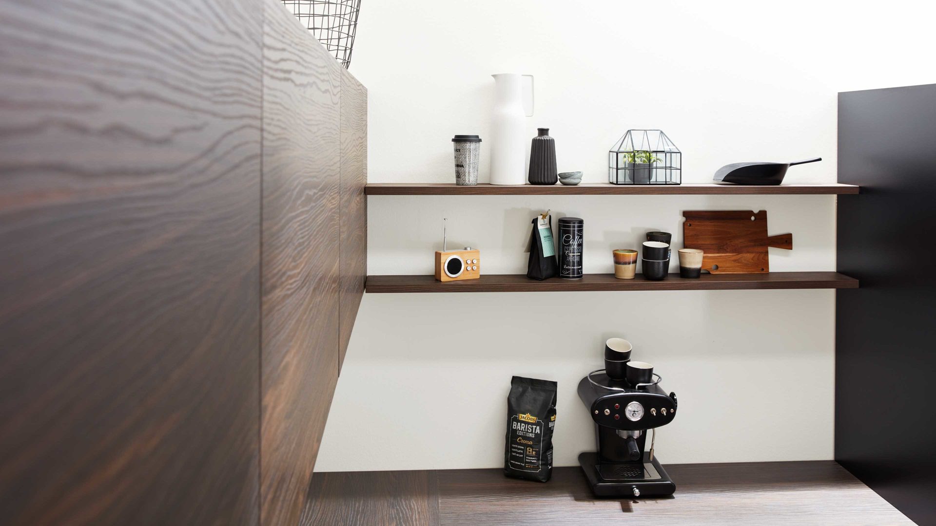 Einbauküche Interliving aus Holz in Schwarz Interliving Küche Serie 3039 mit AEG-Einbaugeräten Mattschwarz & Nussbaum Kuba – Stellfläche ca. 275 x 305 cm