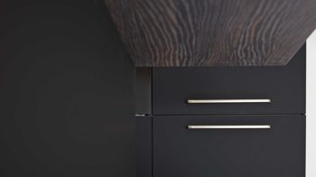 Einbauküche Interliving aus Holz in Schwarz Interliving Küche Serie 3039 mit AEG-Einbaugeräten Mattschwarz & Nussbaum Kuba – Stellfläche ca. 275 x 305 cm