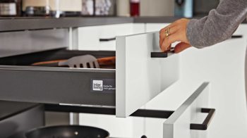 Einbauküche Interliving aus Holz in Weiß Interliving Küche Serie 3032 mit privileg Einbaugeräten Weiß & Quarzgrau - Stellfläche ca. 395 x 245 cm