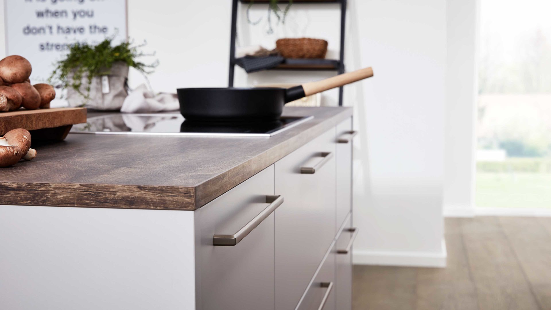 Einbauküche Interliving aus Holz in Grau Interliving Küche Serie 3028 mit Miele-Einbaugeräten Platingrau & Castell Eiche - zweizeilig