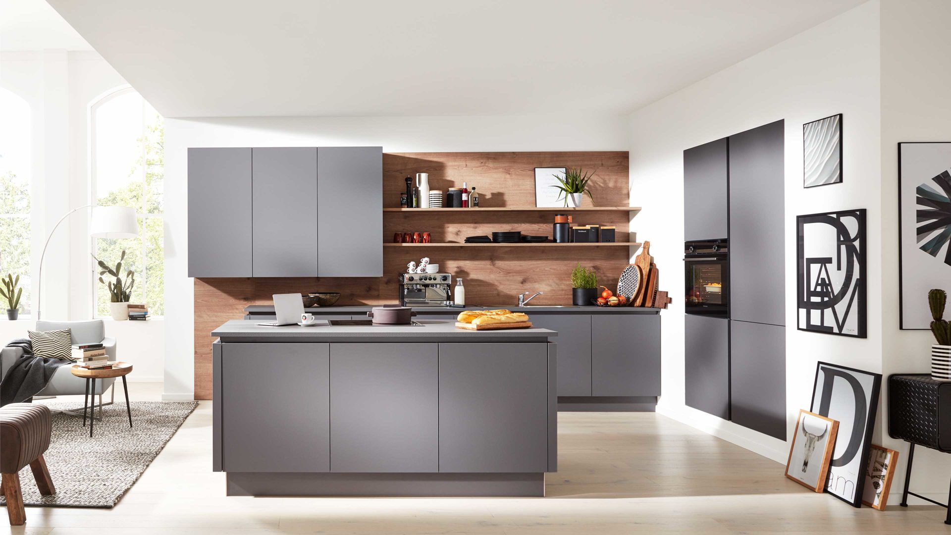 Einbauküche Interliving aus Holz in Grau Interliving Küche Serie 3098 mit SIEMENS Einbaugeräten Quarzgrau & Steineiche - dreizeilig