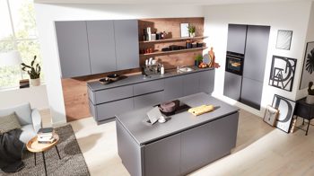 Einbauküche Interliving aus Holz in Grau Interliving Küche Serie 3098 mit SIEMENS Einbaugeräten Quarzgrau & Steineiche - dreizeilig