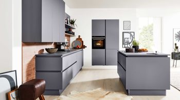 Einbauküche Interliving aus Holz in Grau Interliving Küche Serie 3098 mit SIEMENS Einbaugeräten Quarzgrau & Steineiche - dreizeilig