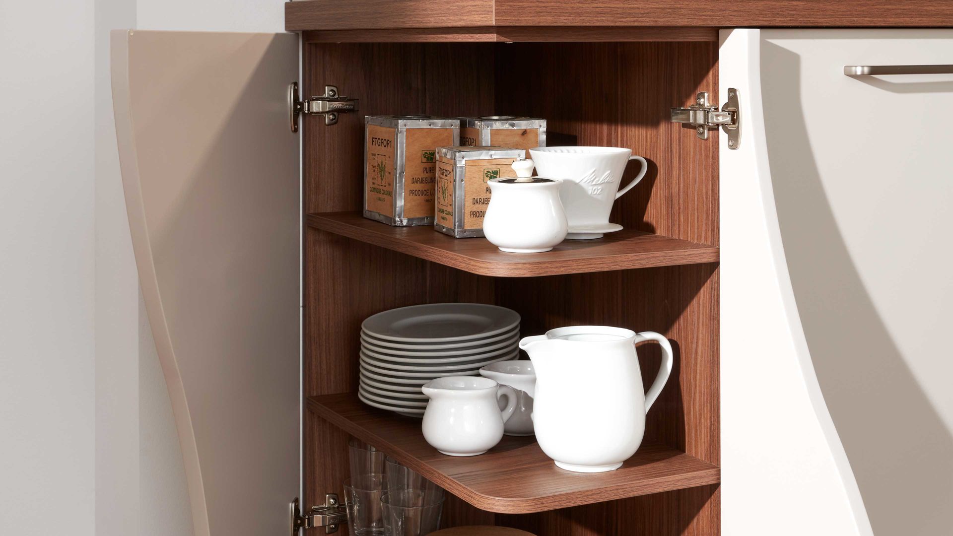 Einbauküche Interliving aus Holz in Beige Interliving Küche Serie 3005 mit privileg Einbaugeräten Sahara & Nussbaum – Stellfläche ca. 242 x 335 cm