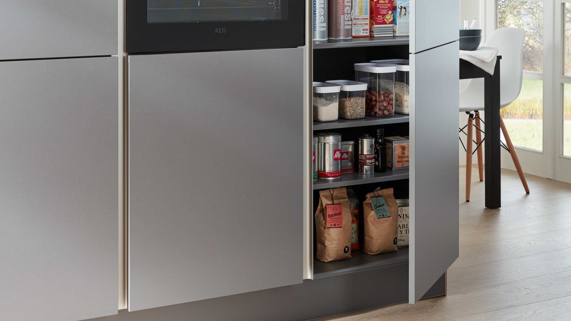 Einbauküche Interliving aus Holz in Grau Interliving Küche Serie 3017 mit AEG Einbaugeräten Quarzgrau & Quarzgrau Metallic – zweizeilig