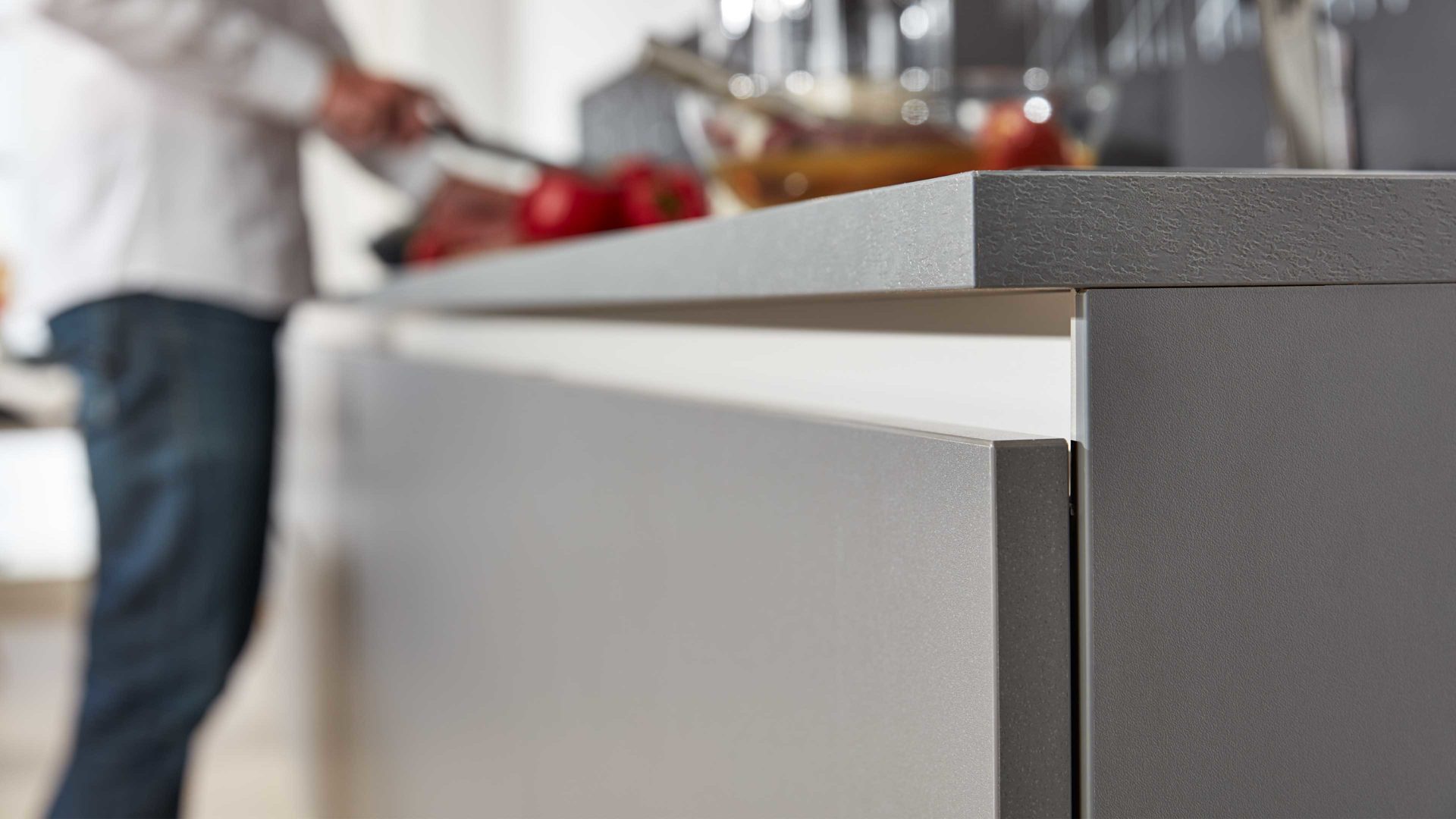 Einbauküche Interliving aus Holz in Grau Interliving Küche Serie 3017 mit AEG Einbaugeräten Quarzgrau & Quarzgrau Metallic – zweizeilig