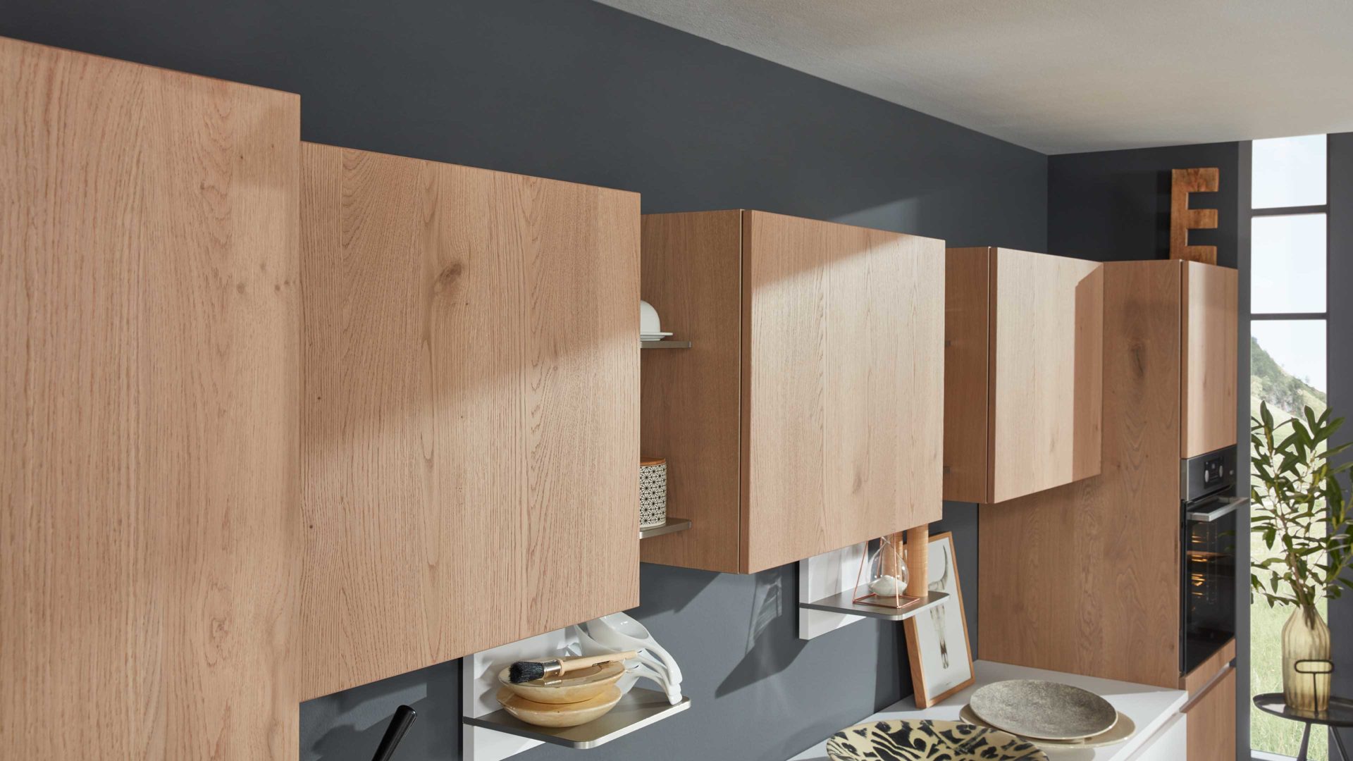 Einbauküche Interliving aus Holz in Weiß Interliving Küche Serie 3013 mit AEG Einbaugeräten Arcticweiß & Eiche Pinot – zweizeilig