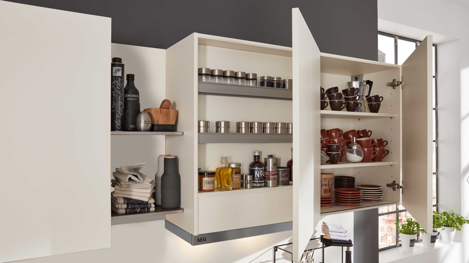 Einbauküche Interliving aus Holz in Weiß Interliving Küche Serie 3014 mit AEG Einbaugeräten Magnolie & Chaleteiche – zweizeilig