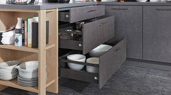 Einbauküche Interliving aus Holz in Holzfarben Interliving Küche Serie 3008 mit AEG Einbaugeräten Stahlgrau & Asteiche – zweizeilig