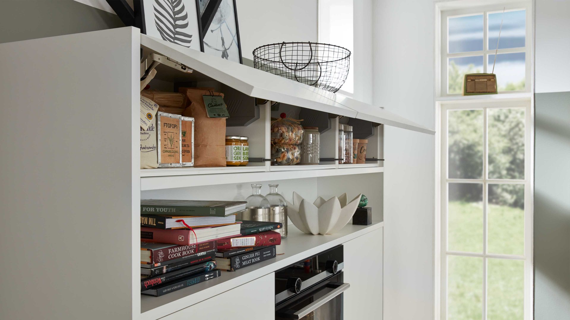 Einbauküche Interliving aus Holz in Grau Interliving Küche Serie 3011 mit SIEMENS Einbaugeräten Zement Anthrazit & Weiß – dreizeilig