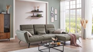 Ecksofa KAWOO aus Stoff in Dunkelgrün KAWOO Serie Dayton - Ecksofa mit Funktion olivfarbenes Flachgewebe Portofino & schwarze Metallfüße – Stellfläche ca. 295 x 192 cm