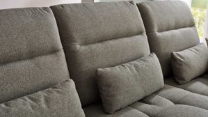 Ecksofa KAWOO aus Stoff in Dunkelgrün KAWOO Serie Dayton - Ecksofa mit Funktion olivfarbenes Flachgewebe Portofino & schwarze Metallfüße – Stellfläche ca. 295 x 192 cm