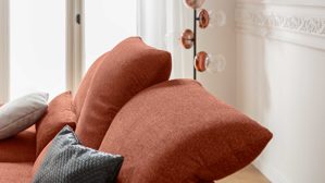 Ecksofa KAWOO aus Stoff in Orange KAWOO Serie 7533 - Ecksofa mit Funktionen kupferfarbener Stoff ZMR 154 & schwarze Metallfüße S289.13 - Stellfläche ca. 292 x 189 cm