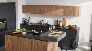 Einbauküche Interliving aus Holz in Schwarz Interliving Küche Serie 3108 mit Miele-Einbaugeräten Mattschwarz & Stripe Wood Choco - dreizeilig