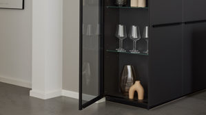 Einbauküche Interliving aus Holz in Schwarz Interliving Küche Serie 3076 mit Miele-Einbaugeräten Mattschwarz & Stripe Wood Choco - dreizeilig