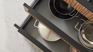 Einbauküche Interliving aus Holz in Schwarz Interliving Küche Serie 3108 mit Miele-Einbaugeräten Mattschwarz & Stripe Wood Choco - dreizeilig