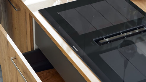 Einbauküche Interliving aus Holz in Weiß Interliving Küche Serie 3084 mit SIEMENS-Einbaugeräten Mattweiß & Eiche Ventura - zweizeilig