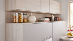 Einbauküche Interliving aus Holz in Hellgrau Interliving Küche Serie 3077 mit Constructa-Einbaugeräten Platingrau & Kiruna Birke - dreizeilig