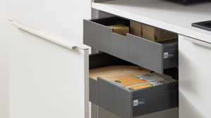 Einbauküche Interliving aus Holz in Weiß Interliving Küche Serie 3079 mit AEG Einbaugeräten Weiß & Lava - dreizeilig