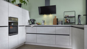 Einbauküche Interliving aus Holz in Weiß Interliving Küche Serie 3080 mit privileg Einbaugeräten weißer Beton - Stellfläche ca. 247 x 308 cm