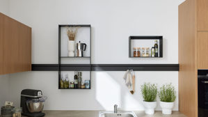 Einbauküche Interliving aus Holz in Weiß Interliving Küche Serie 3082 mit SIEMENS Einbaugeräten Mattweiß & Stripe Wood Crema - Stellfläche ca. 248 x 463 cm