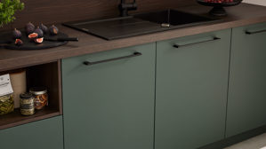 Einbauküche Interliving aus Holz in Dunkelgrün Interliving Küche Serie 3083 mit AEG Einbaugeräten Black Green & Nussbaum Kuba  - dreizeilig