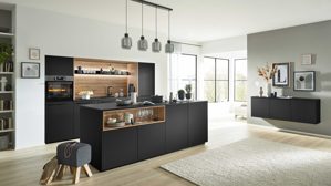 Einbauküche Interliving aus Holz in Schwarz Interliving Küche Serie 3103 mit AEG Einbaugeräten Mattschwarz & Vulkaneiche  - dreizeilig