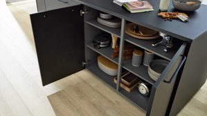 Einbauküche Interliving aus Holz in Schwarz Interliving Küche Serie 3103 mit AEG Einbaugeräten Mattschwarz & Vulkaneiche  - dreizeilig