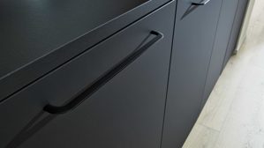 Einbauküche Interliving aus Holz in Schwarz Interliving Küche Serie 3103 mit AEG Einbaugeräten Mattschwarz & Vulkaneiche  - dreizeilig