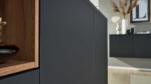 Einbauküche Interliving aus Holz in Schwarz Interliving Küche Serie 3055 mit AEG Einbaugeräten Mattschwarz & Vulkaneiche  - dreizeilig