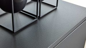 Einbauküche Interliving aus Holz in Schwarz Interliving Küche Serie 3055 mit AEG Einbaugeräten Mattschwarz & Vulkaneiche  - dreizeilig