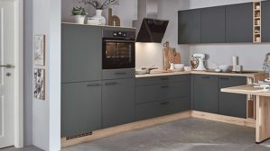 Einbauküche Nobilia® aus Holz in Dunkelgrün nobilia® Einbauküche Easytouch mit Ansetztisch und Geräten Mineralgrün & Eiche San Remo – Stellfläche ca. 310 x 290 cm