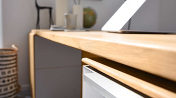 Schreibtisch Interliving aus Holz in Hellgrau Interliving Wohnzimmer Serie 2020 - Verwandlungs-Sideboard Asteiche bianco & Schlamm – zwei Türen, zwei Klappen