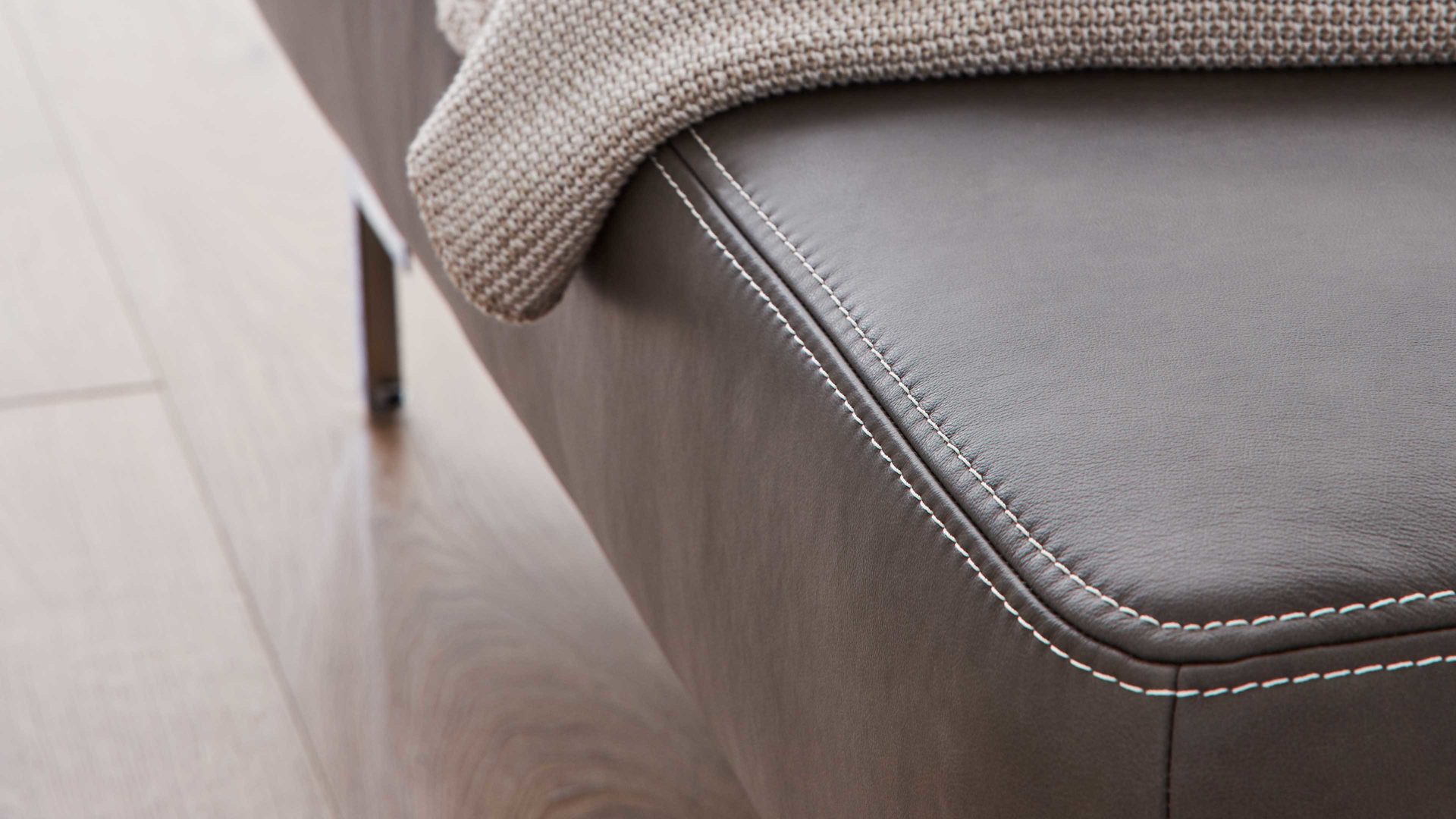 Polsterhocker Interliving aus Leder in Dunkelgrau Interliving Sofa Serie 4251 – XXL-Hocker dunkelgraues Leder Vintage grey & Metallfüße – ca. 125 x 65 cm