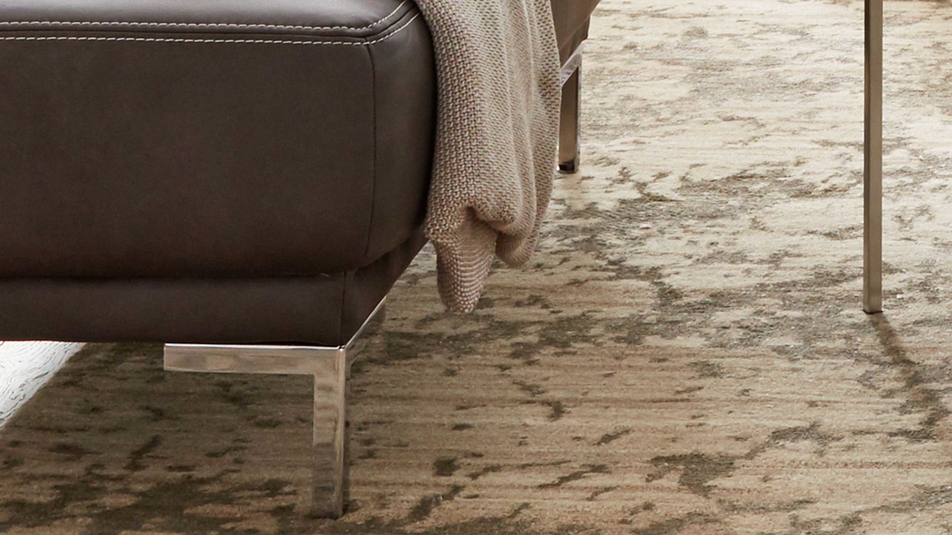 Polsterhocker Interliving aus Leder in Dunkelgrau Interliving Sofa Serie 4251 – XXL-Hocker dunkelgraues Leder Vintage grey & Metallfüße – ca. 125 x 65 cm