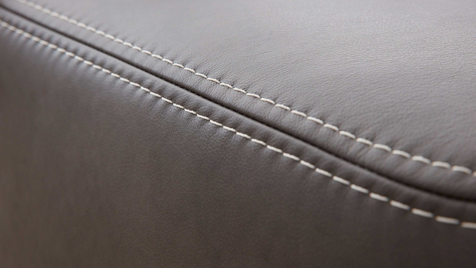 Zweisitzer Interliving aus Leder in Dunkelgrau Interliving Sofa Serie 4251 – Zweisitzer mit Sitztiefenverstellung Breite ca. 250 cm - dunkelgraues Leder Vintage grey & Metallfüße